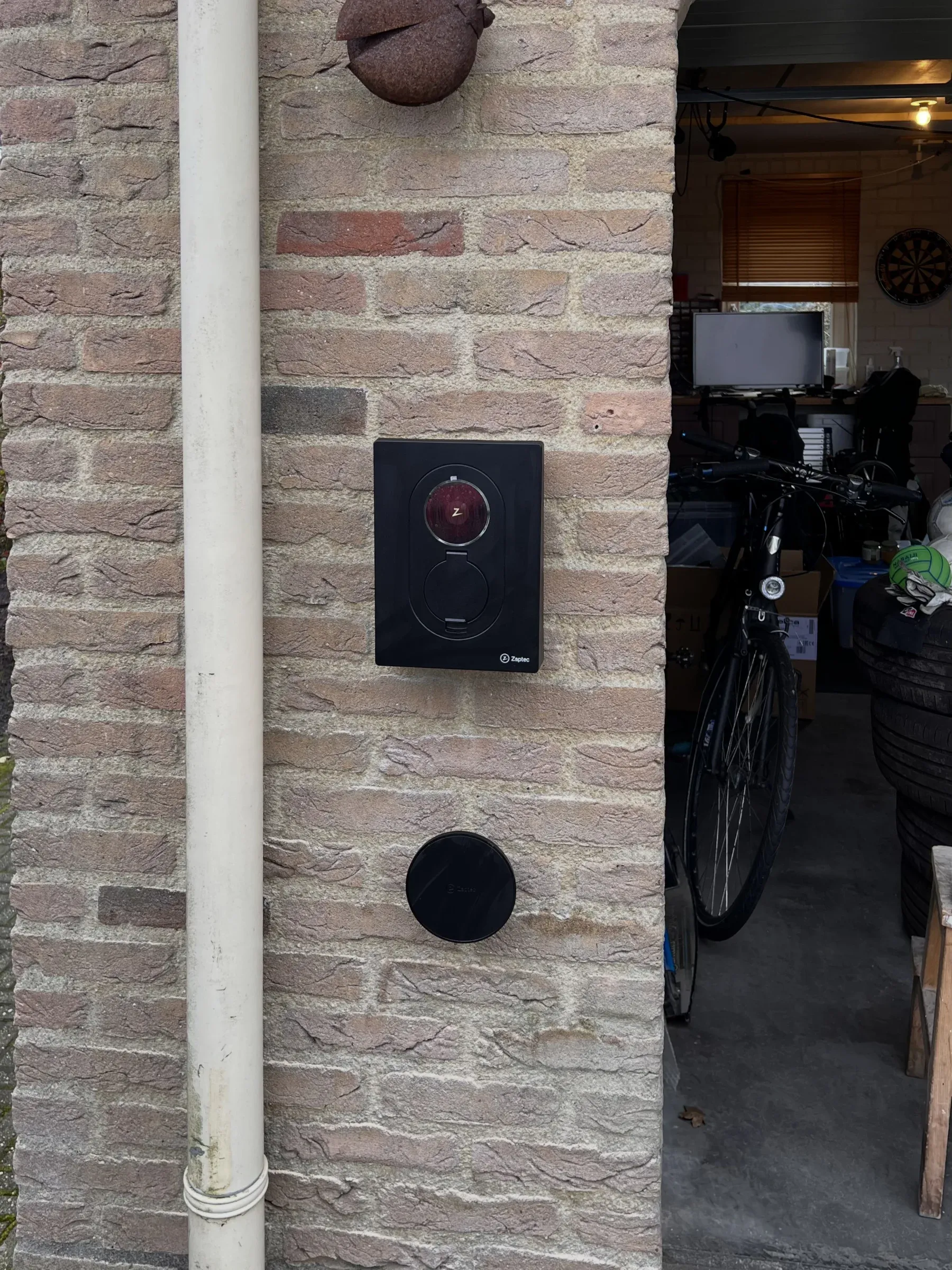 Zaptec go 2 laadpaal aan een gevel